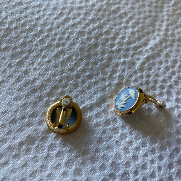 Genuine Wedgwood Blue Oval Hawaii Brooch & Matching Clip Earrings - Picture 14 of 16